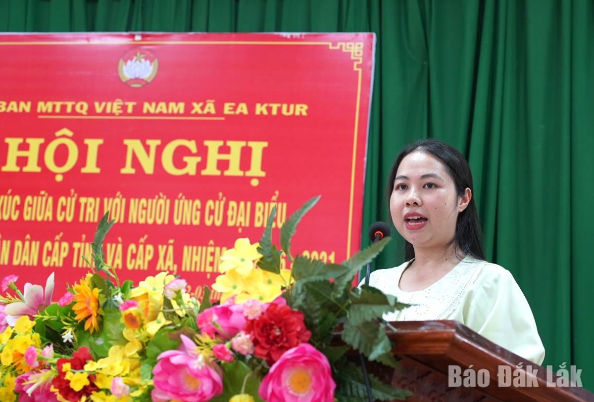 Phó Chủ tịch Ủy ban MTTQ Việt Nam phường, Bí thư Đoàn Thanh niên phường Buôn Ma Thuột Lê Thị Anh Trâm trình bày chương trình hành động trước cử tri.