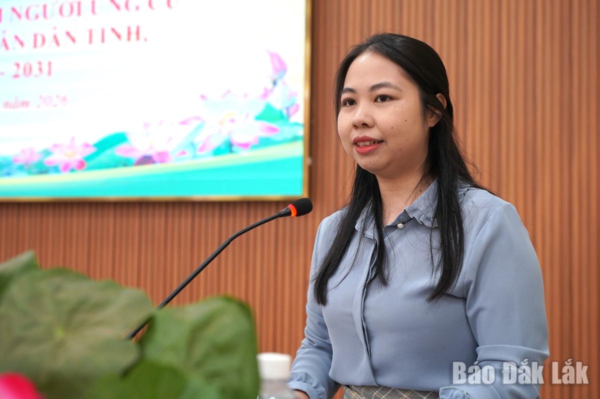 Phó Chủ tịch Ủy ban MTTQ Việt Nam phường, Bí thư Đoàn Thanh niên phường Buôn Ma Thuột Lê Thị Anh Trâm trình bày chương trình hành động.