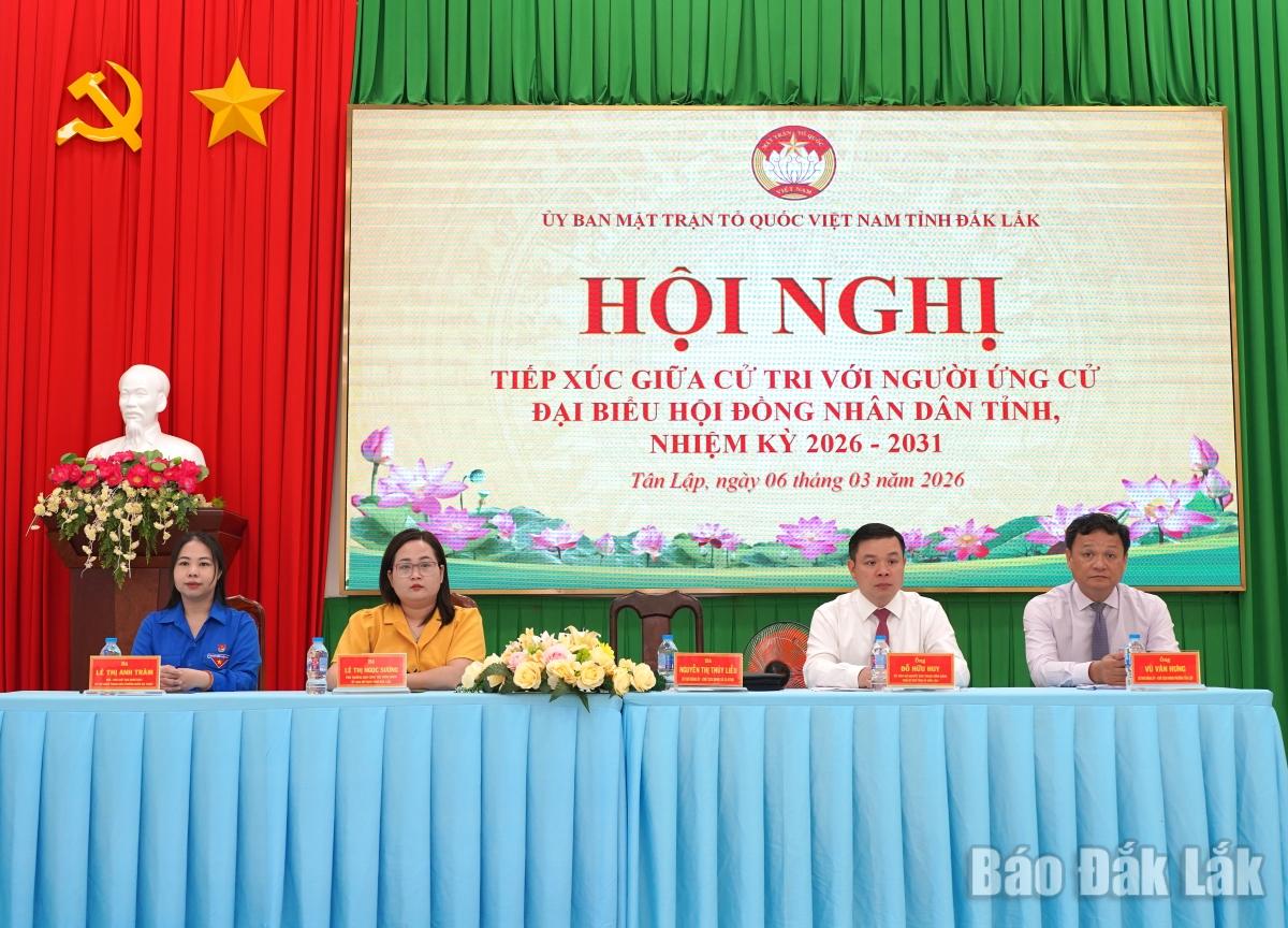 Các ứng cử viên đại biểu HĐND tỉnh khóa XI - Đơn vị bầu cử số 24 tiếp xúc cử tri tại phường Tân Lập.