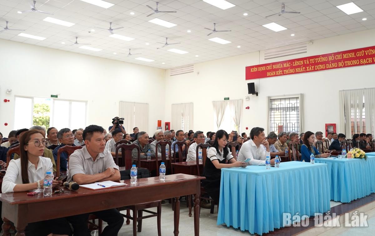 Đại biểu và cử tri tham dự hội nghị.