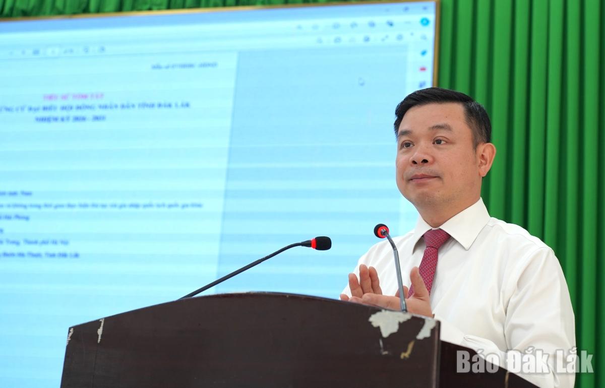 Đồng chí Đỗ Hữu Huy, Ủy viên dự khuyết Ban Chấp hành Trung ương Đảng, Phó Bí thư Tỉnh ủy trình bày chương trình hành động trước cử tri.