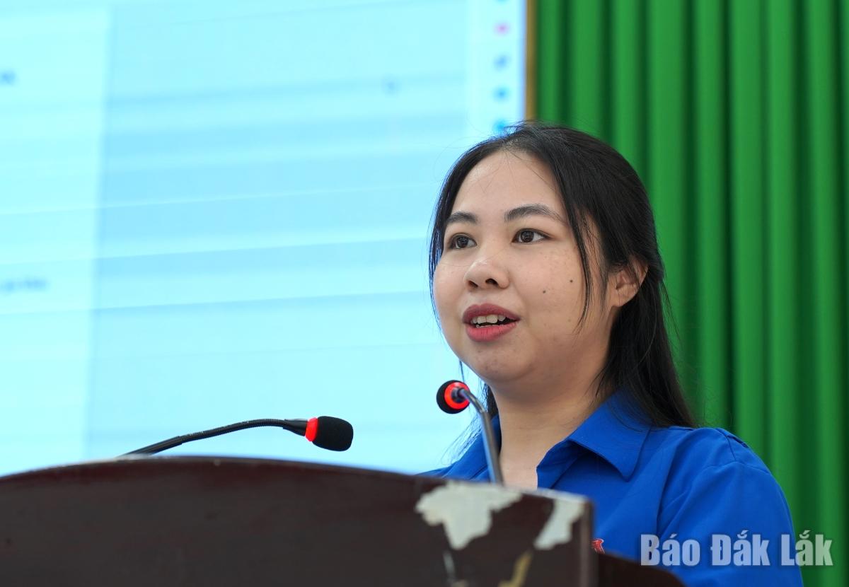 Phó Chủ tịch Ủy ban MTTQ Việt Nam phường, Bí thư Đoàn Thanh niên phường Buôn Ma Thuột Lê Thị Anh Trâm trình bày chương trình hành động tại hội nghị.