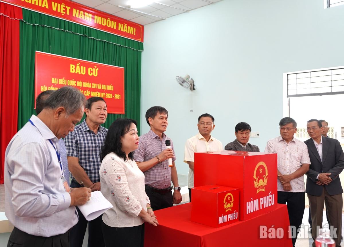 Đồng chí Trương Ngọc Tuấn, Tỉnh ủy viên, Giám đốc Sở Nội vụ, Thư ký UBBC tỉnh hướng dẫn, giải đáp thắc mắc của các thành viên tổ bầu cử.
