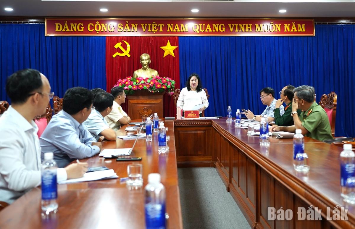 Comrade Cao Thi Hoa An delivering remarks at the meeting of the provincial Election Committee.