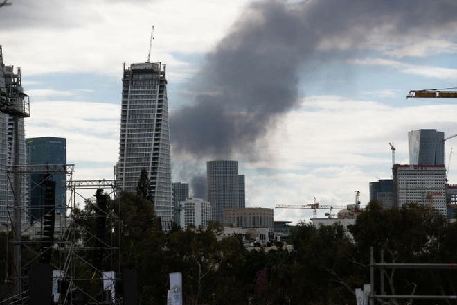 Smoke rises above Tel Aviv after Iran launches retaliatory missiles into Israeli territory on February 28, 2026. (Photo: Xinhua/VNA)