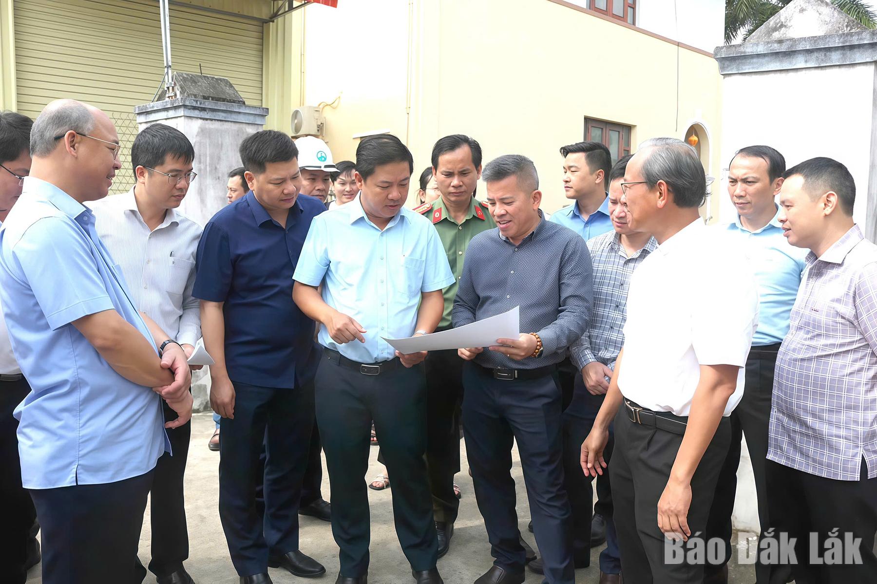 Bí thư Tỉnh ủy Lương Nguyễn Minh Triết kiểm tra khu vực bị ảnh hưởng tại nhà thờ Mằng Lăng.