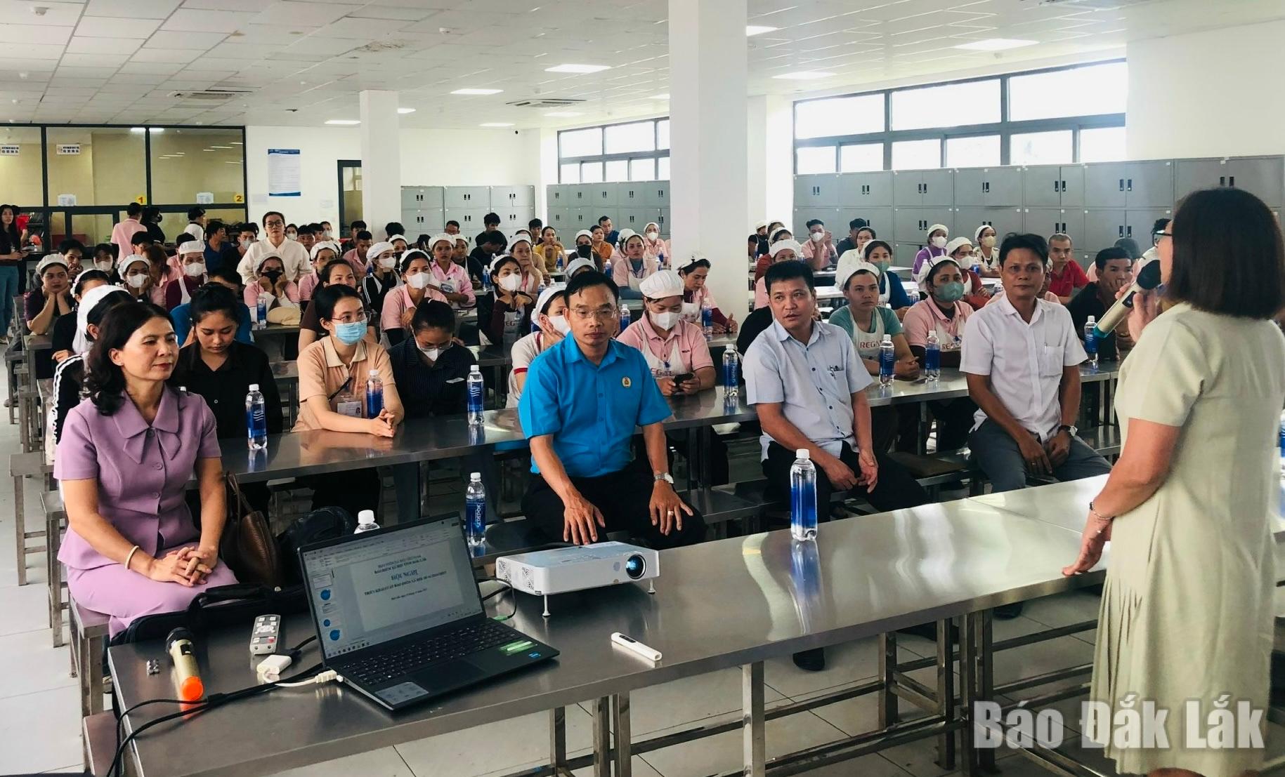 Liên đoàn Lao động tỉnh phối hợp BHXH tổ chức tuyên truyền, phổ biến pháp luật lao động cho người lao động.