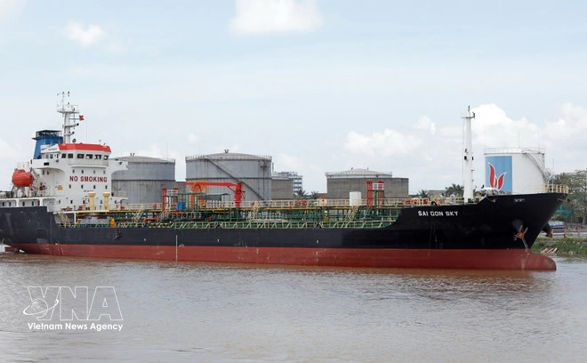 Petroleum import activities at Hai Phong port (Photo: VNA)