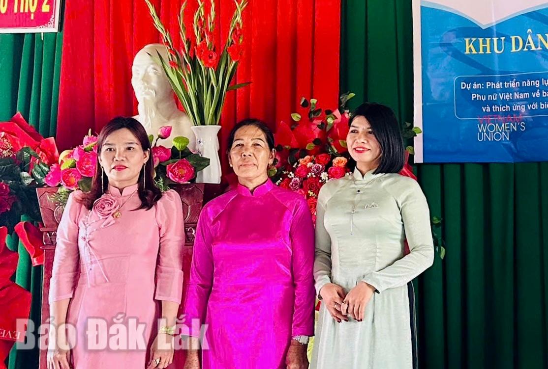 Ban Chủ nhiệm mô hình “Cụm dân cư vì môi trường xanh” ra mắt tại buổi lễ.
