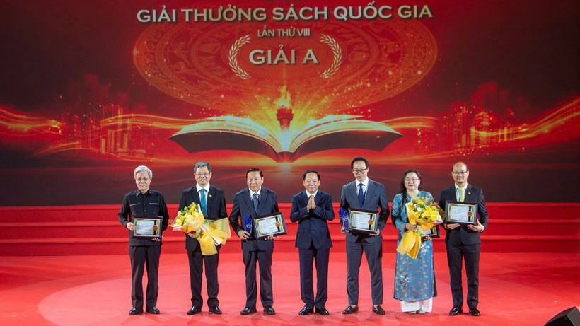 Ông Trịnh Văn Quyết trao 2 giải A cho các tác giả, dịch giả, đại diện NXB, đơn vị liên kết có sách đạt giải. Ảnh: Việt Linh