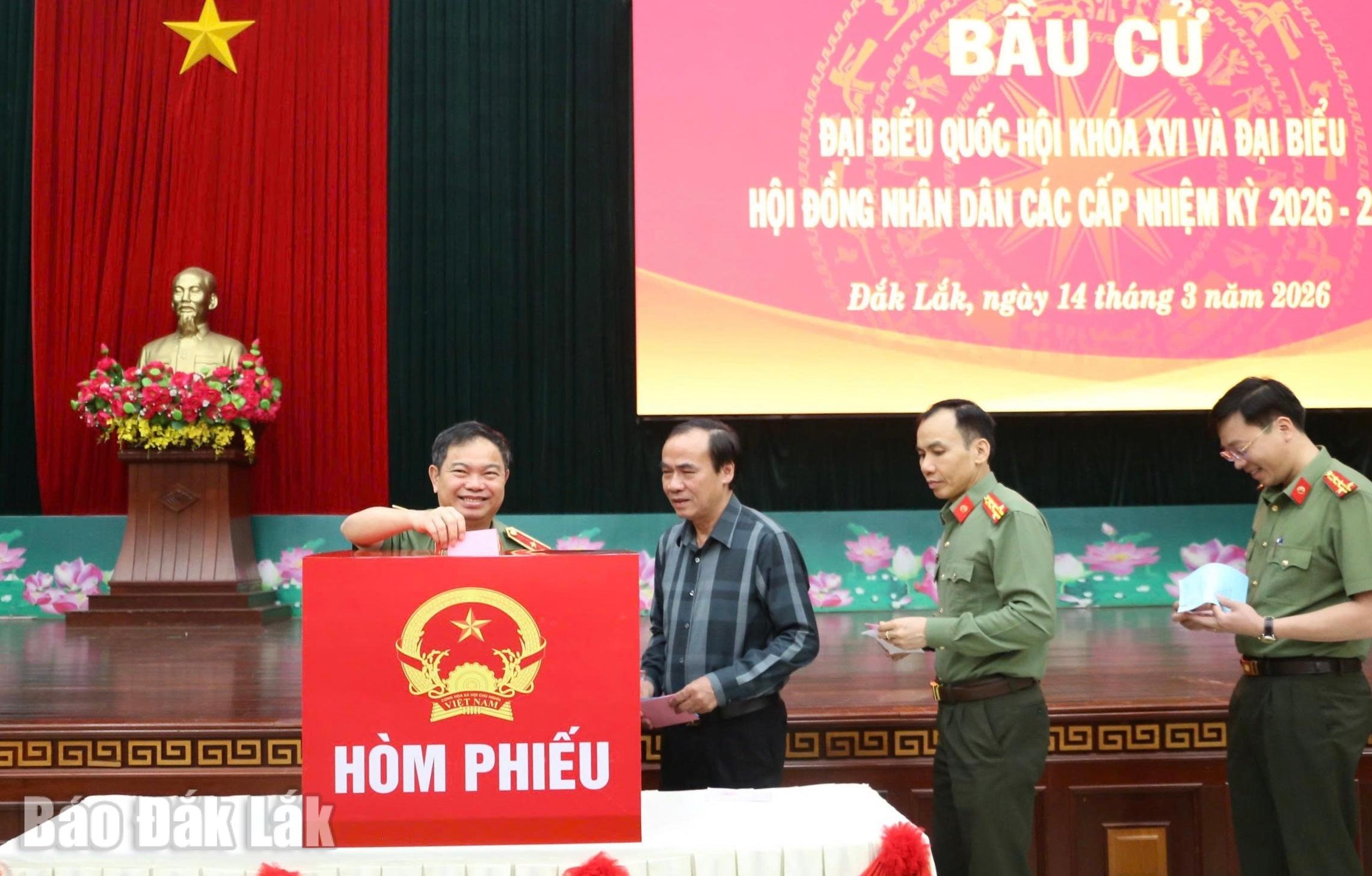 Leaders of the Dak Lak Provincial Police casting their ballots.
