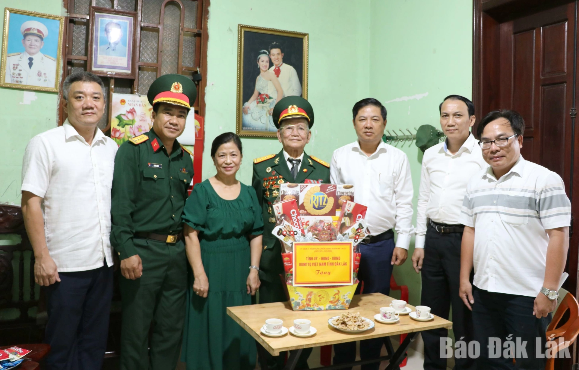 Bí thư Tỉnh ủy Lương Nguyễn Minh Triết cùng các đồng chí trong đoàn tặng quà cho thương binh Hồ Quảng Trị.