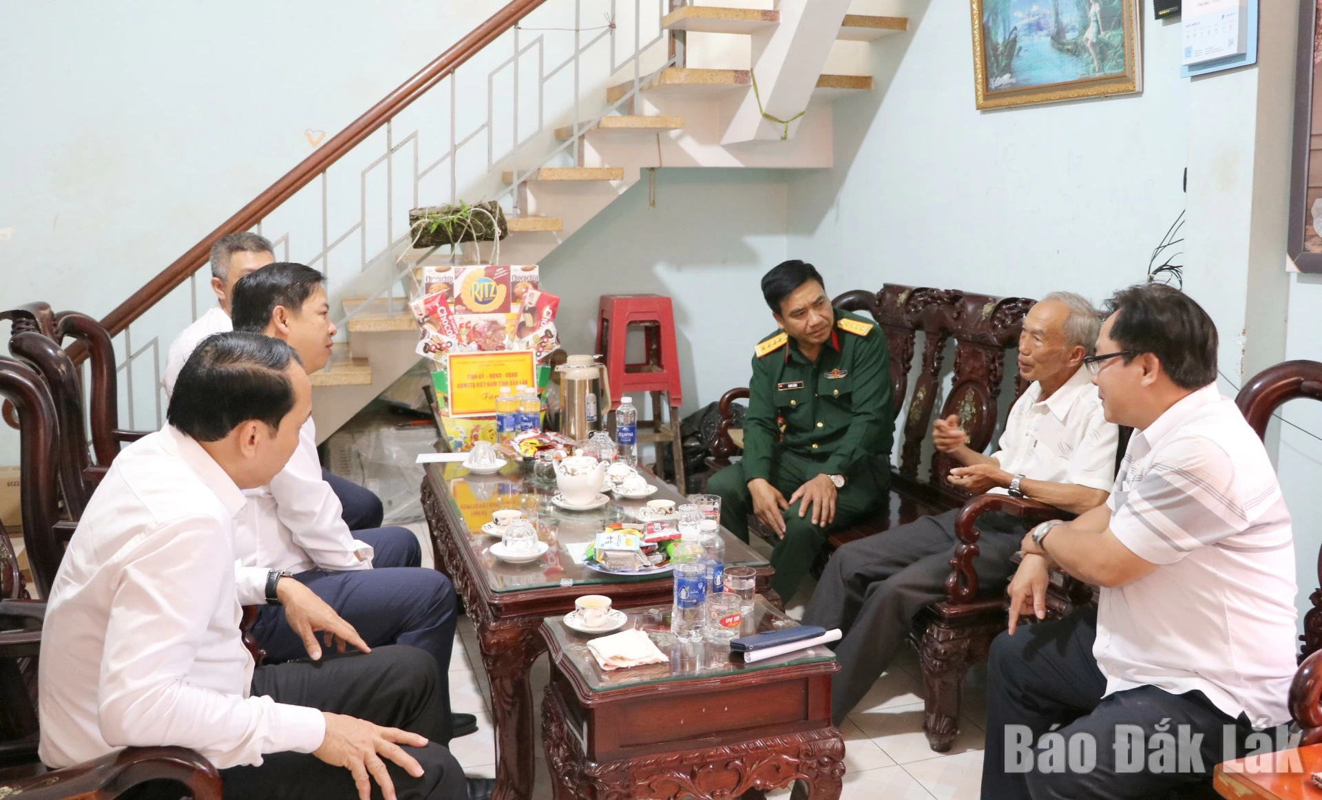 Thương binh Nguyễn Ngọc Tứ kể lại ký ức về Chiến thắng Buôn Ma Thuột với Bí thư Tỉnh ủy Lương Nguyễn Minh Triết và đoàn công tác.