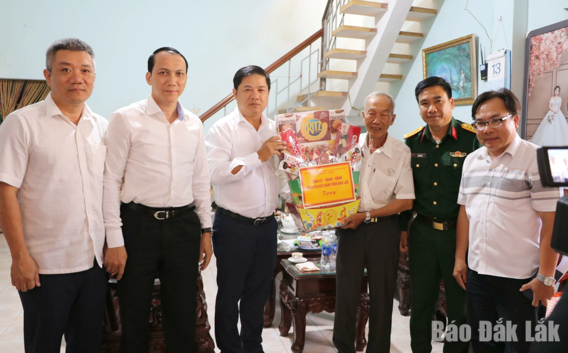 Bí thư Tỉnh ủy Lương Nguyễn Minh Triết cùng các đồng chí trong đoàn tặng quà cho thương binh Nguyễn Ngọc Tứ.