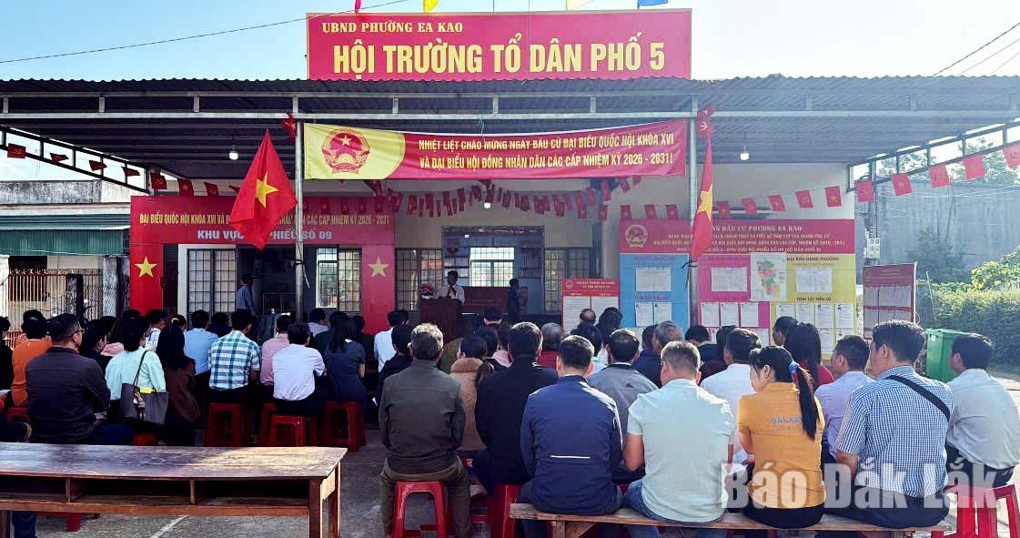 Đông đảo cán bộ, đại diện cử tri phường Ea Kao tham gia  diễn tập quy trình bầu cử. 