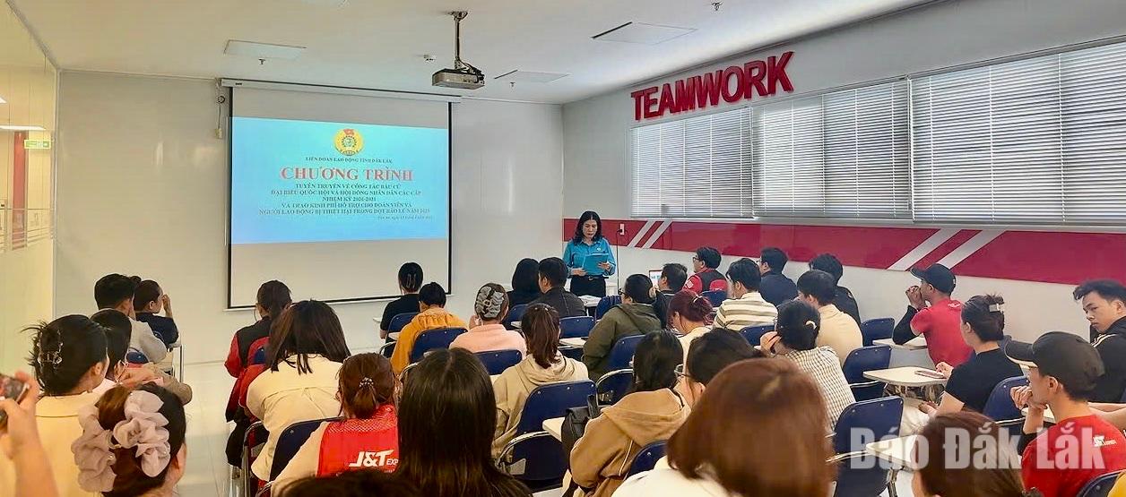 Công đoàn cơ sở tuyên truyền về công tác bầu cử cho công nhân, người lao động Công ty TNHH MTV Chuyển phát nhanh Thuận Phong- chi nhánh Tây Nguyên.