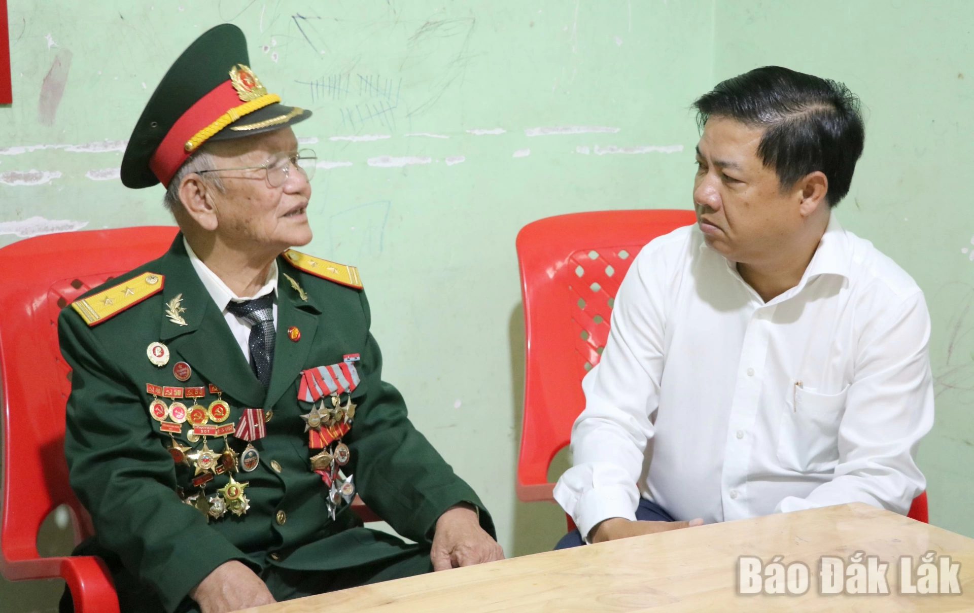 Thương binh Hồ Quảng Trị kể về Chiến thắng Buôn Ma Thuột cho Bí thư Tỉnh ủy Lương Nguyễn Minh Triết.