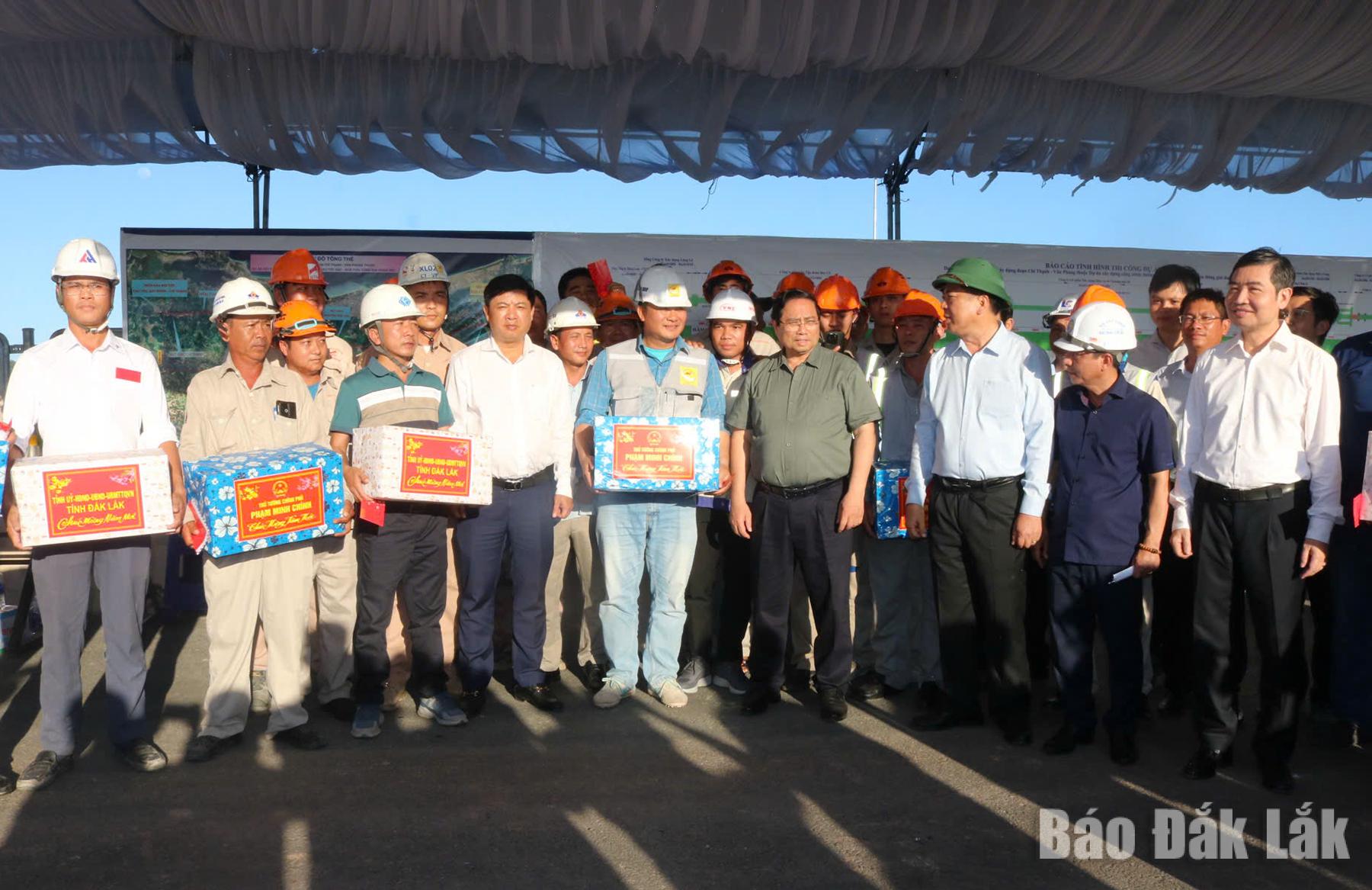 Thủ tướng Chính phủ Phạm Minh Chính tặng quà cho các đơn vị tham gia thi công tại dự án Chí Thạnh - Vân Phong.