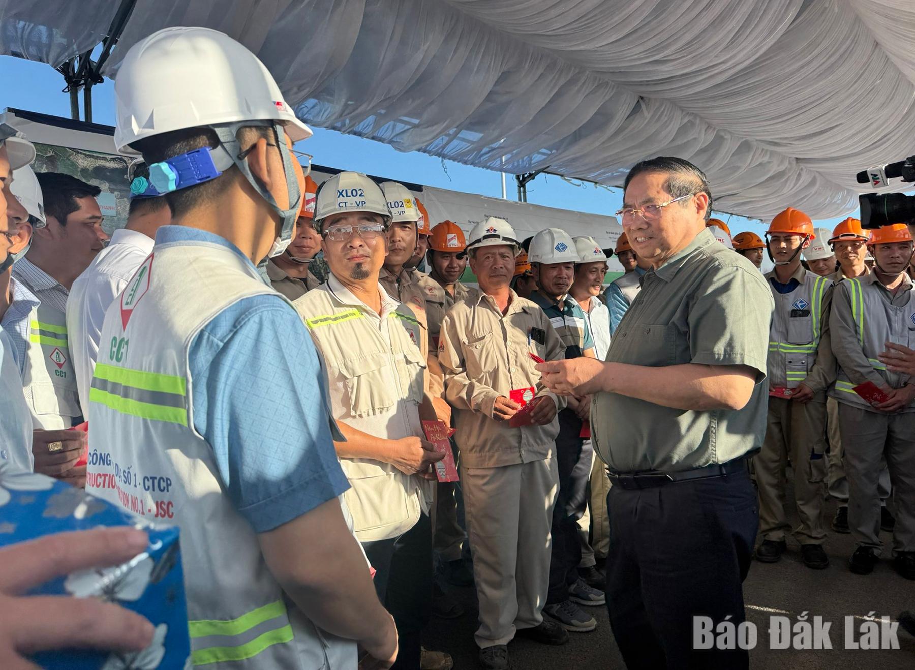 Thủ tướng Chính phủ Phạm Minh Chính lì xì chúc Tết cán bộ, công nhân nhân dịp đầu xuân mới.