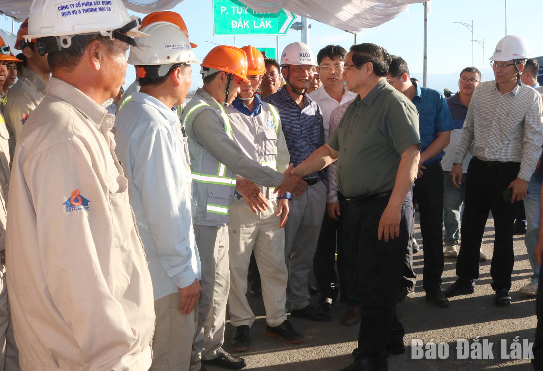 Thủ tướng Chính phủ Phạm Minh Chính chúc Tết cán bộ, công nhân đang làm việc tại dự án Chí Thạnh - Vân Phong.