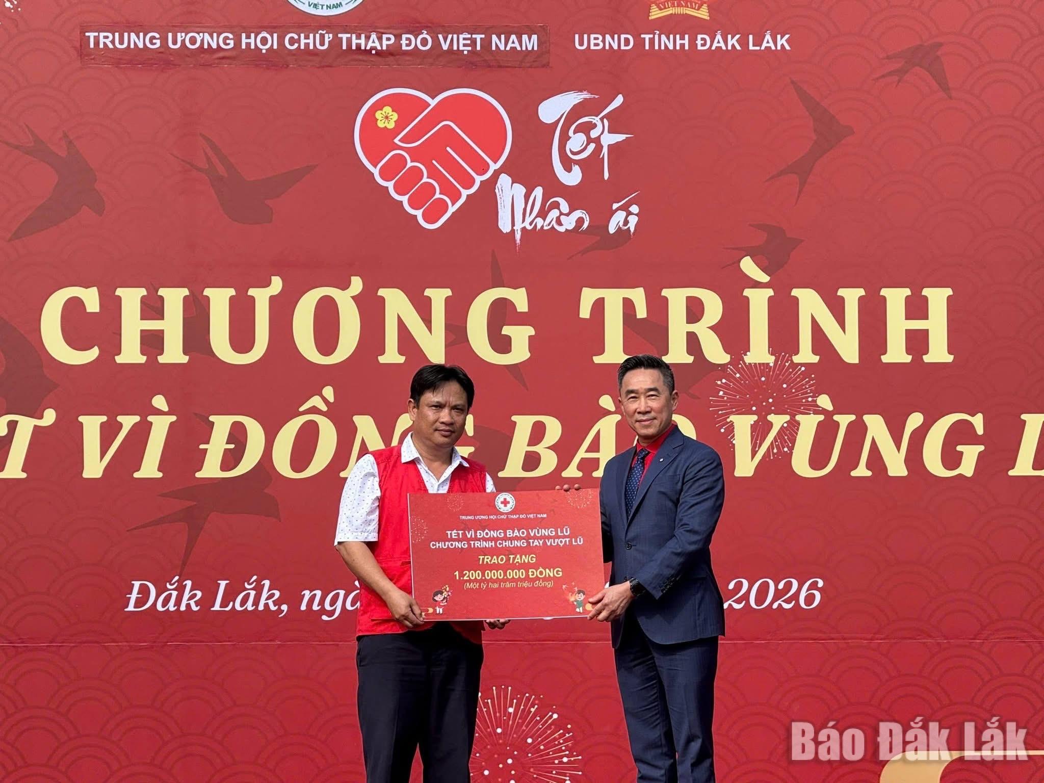 Trung ương Hội Chữ thập đỏ Việt Nam tặng quà tết trị giá 1,2 tỷ đồng trong chương trình Tết Nhân ái cho bà con tỉnh Đắk Lắk.
