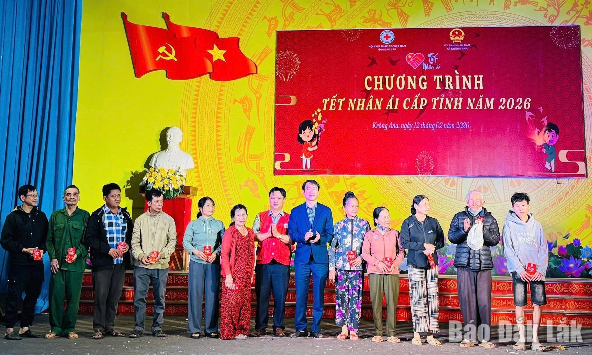 Chương trình Tết Nhân ái cấp tỉnh tổ chức tặng quà cho người dân xã Krông Ana.