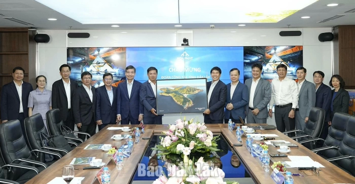 Comrade Luong Nguyen Minh Triet, Provincial Party Secretary visiting Hoa Phat Group