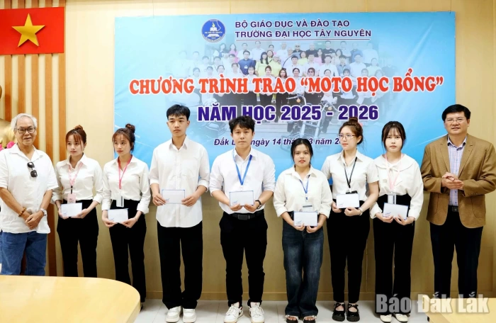 Trao 27 suất học bổng cho sinh viên khó khăn