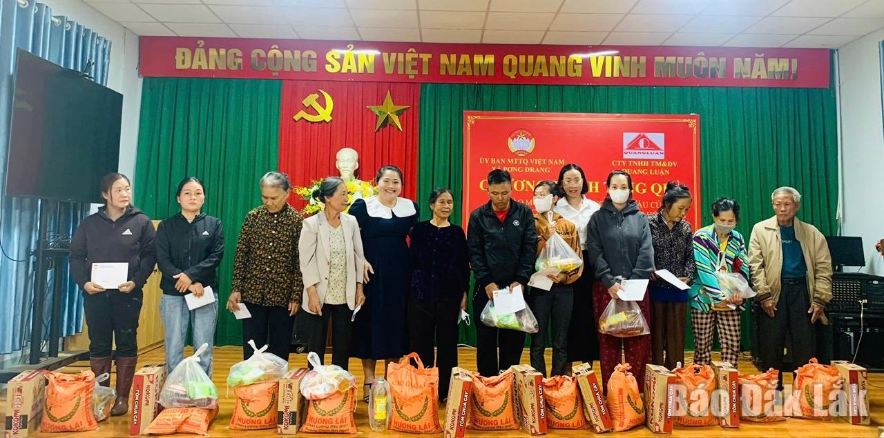Ban tổ chức chương trình trao quà cho các hộ gia đình có hoàn cảnh khó khăn trên địa bàn xã 