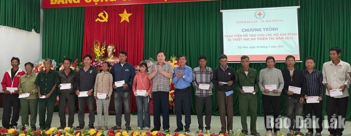 Trao 200 suất quà cho người dân xã Tây Sơn khắc phục hậu quả thiên tai