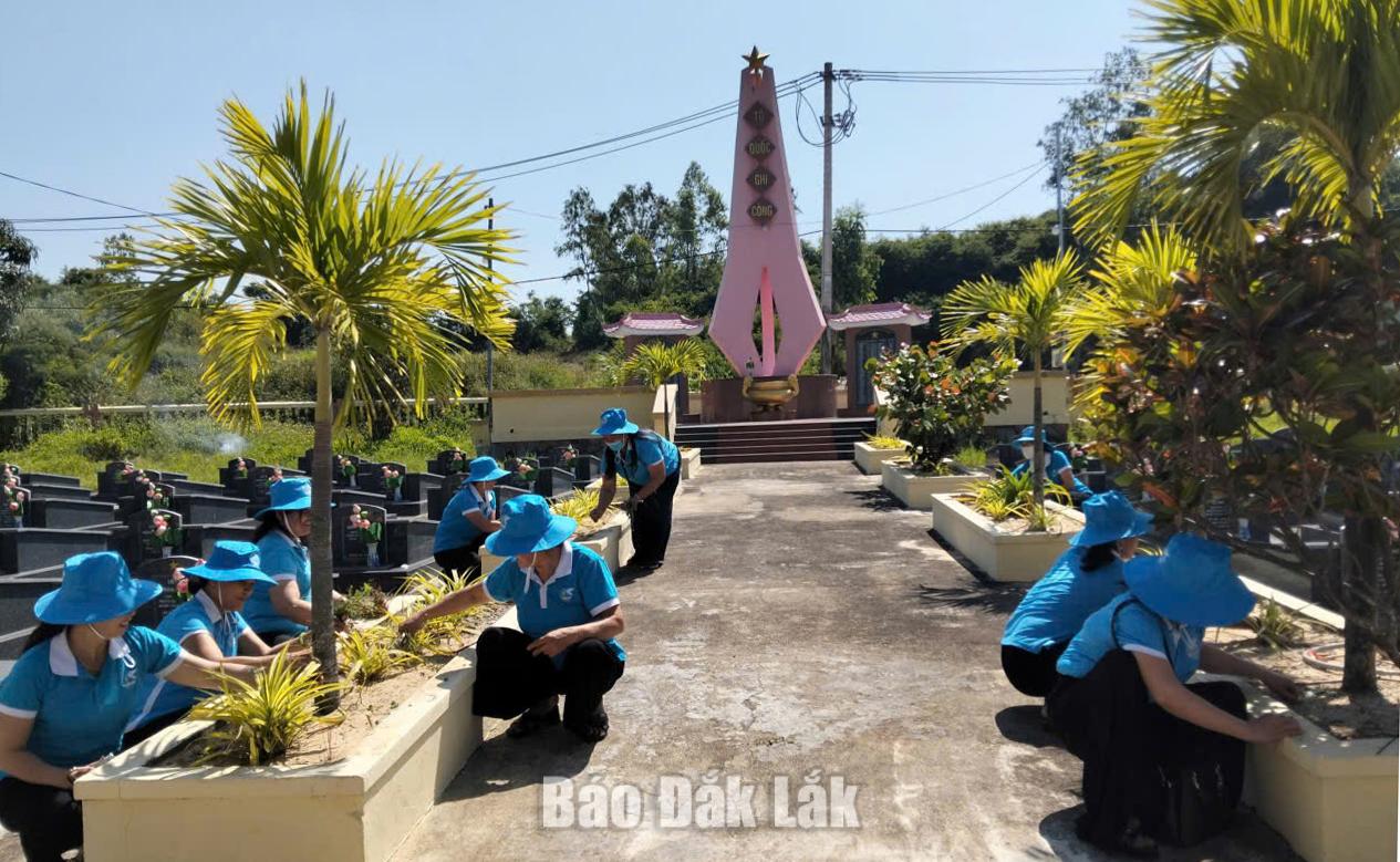 Các hội viên dọn vệ sinh, chăm sóc các phần mộ liệt sĩ thể hiện trách nhiệm, tình cảm đối với những người đã hy sinh vì độc lập, tự do của Tổ quốc, góp phần lan tỏa những giá trị nhân văn sâu sắc trong cộng đồng.