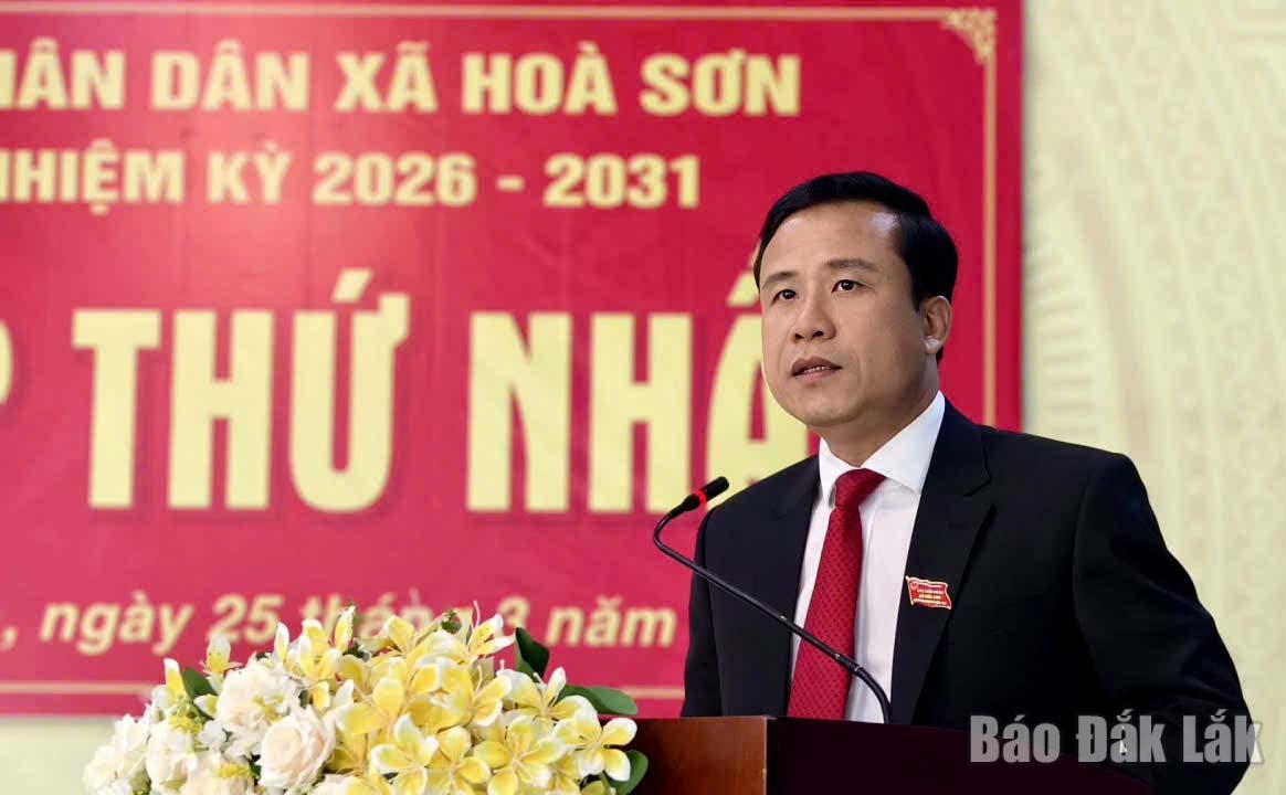 Đồng chí Lâm Thanh Tùng, Bí thư Đảng ủy xã, Chủ tịch HĐND xã phát biểu tại kỳ họp.