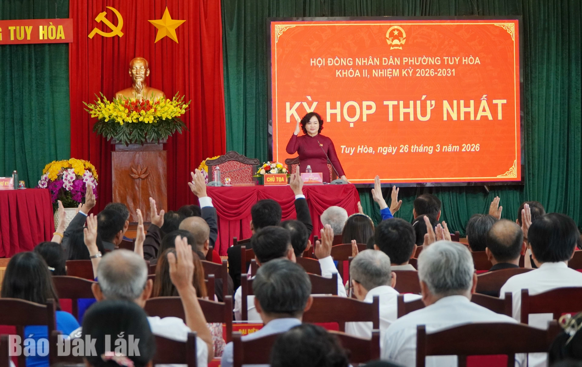 Các đại biểu HĐND phường Tuy Hòa biểu quyết thông qua các nghị quyết quan trọng.