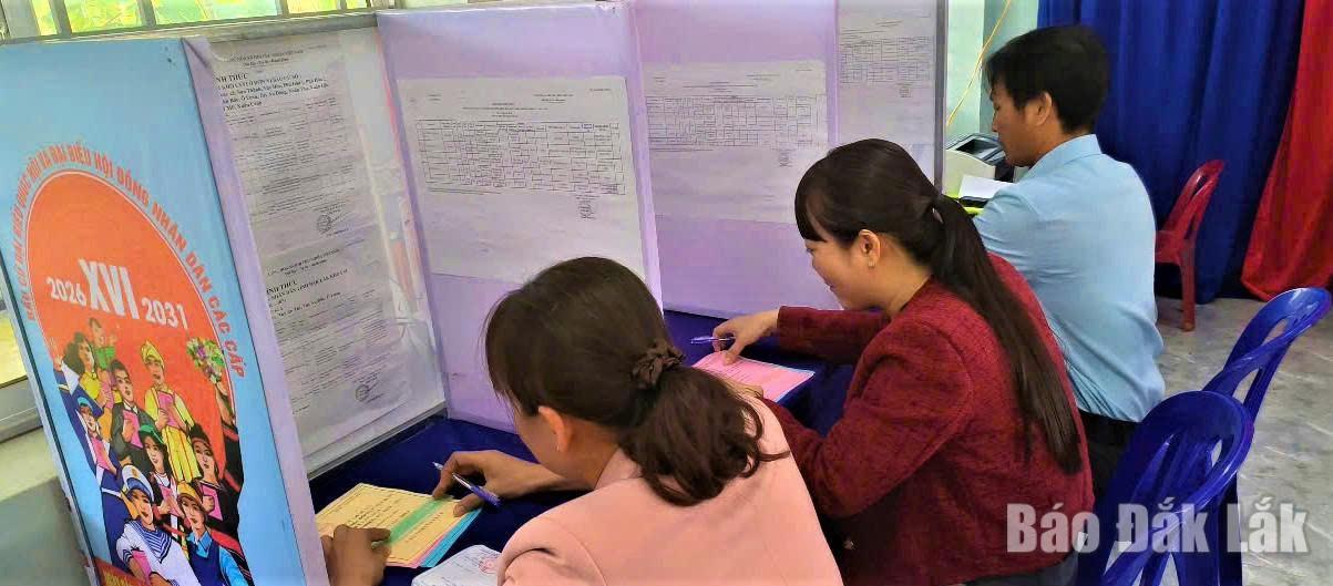 Diễn tập cử tri viết phiếu bầu tại khu vực bỏ phiếu cử tri.