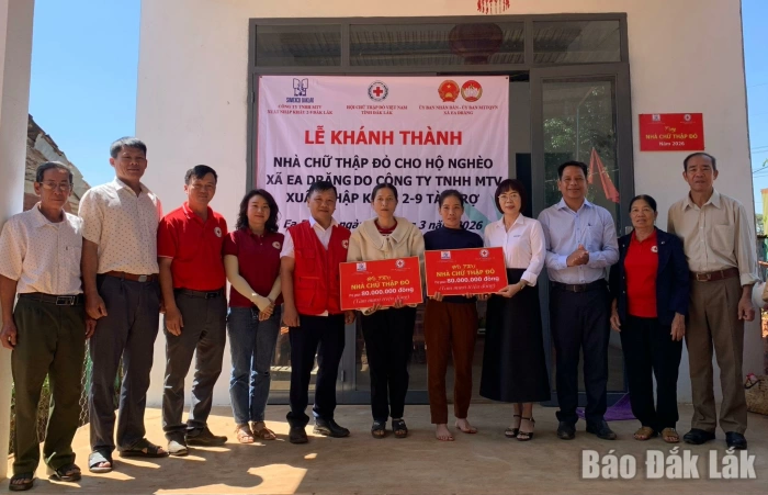 Khánh thành, bàn giao nhà Chữ thập đỏ cho hai hộ nghèo xã Ea Drăng