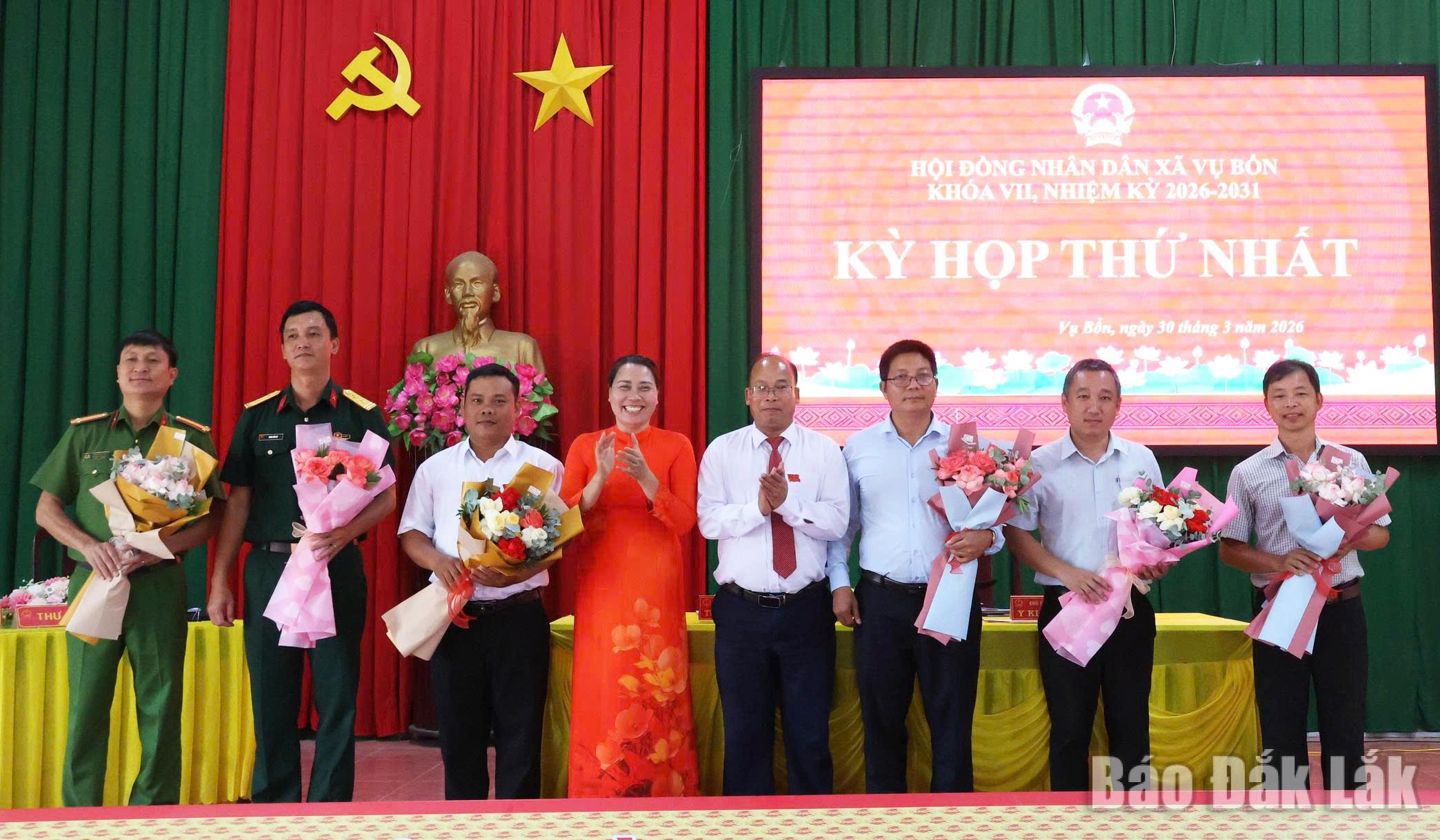 Thường trực Đảng ủy xã Vụ Bổn chúc mừng lãnh đạo và các ủy viên UBND xã.