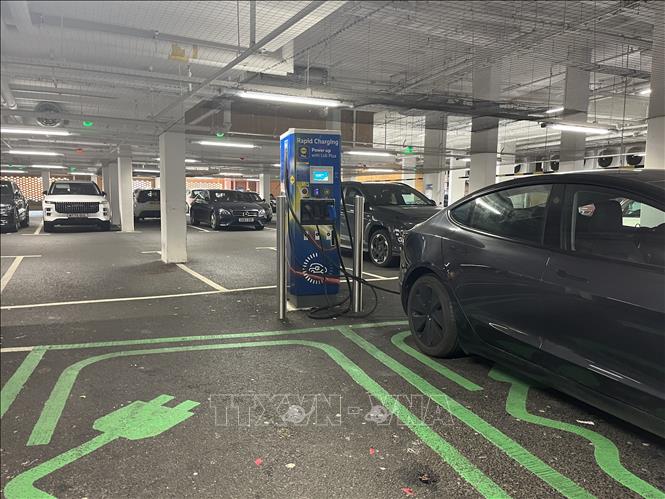Trạm sạc xe điện tại siêu thị Lidl, London. Ảnh: Hương Giang/TTXVN