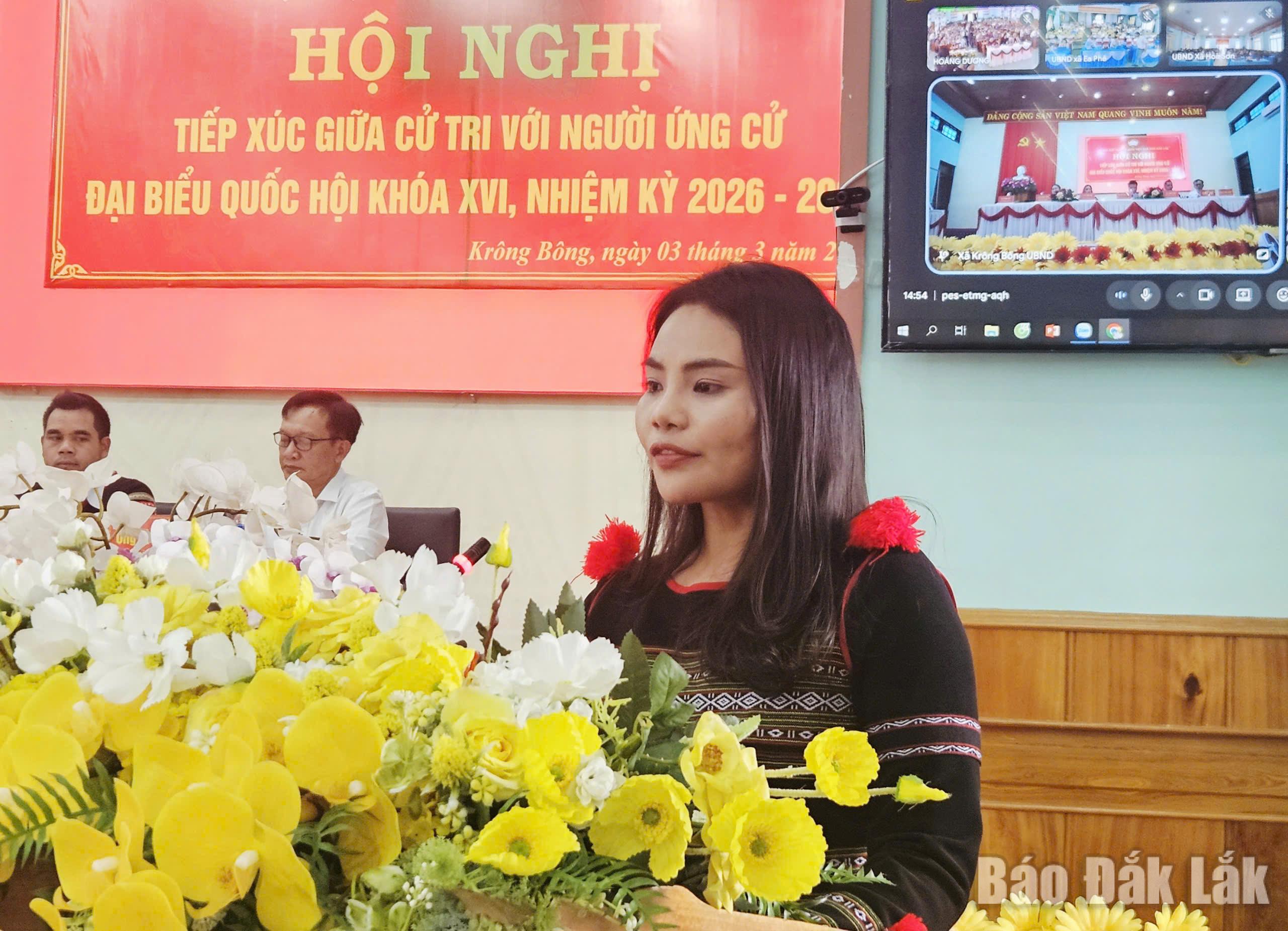 Bà H Niăp Niê, phóng viên, biên tập viên phòng Phát thanh, Truyền hình, Trung tâm Phát hành phim và Chiếu bóng, Sở Văn hóa, Thể thao và Du lịch tỉnh Đắk Lắk;