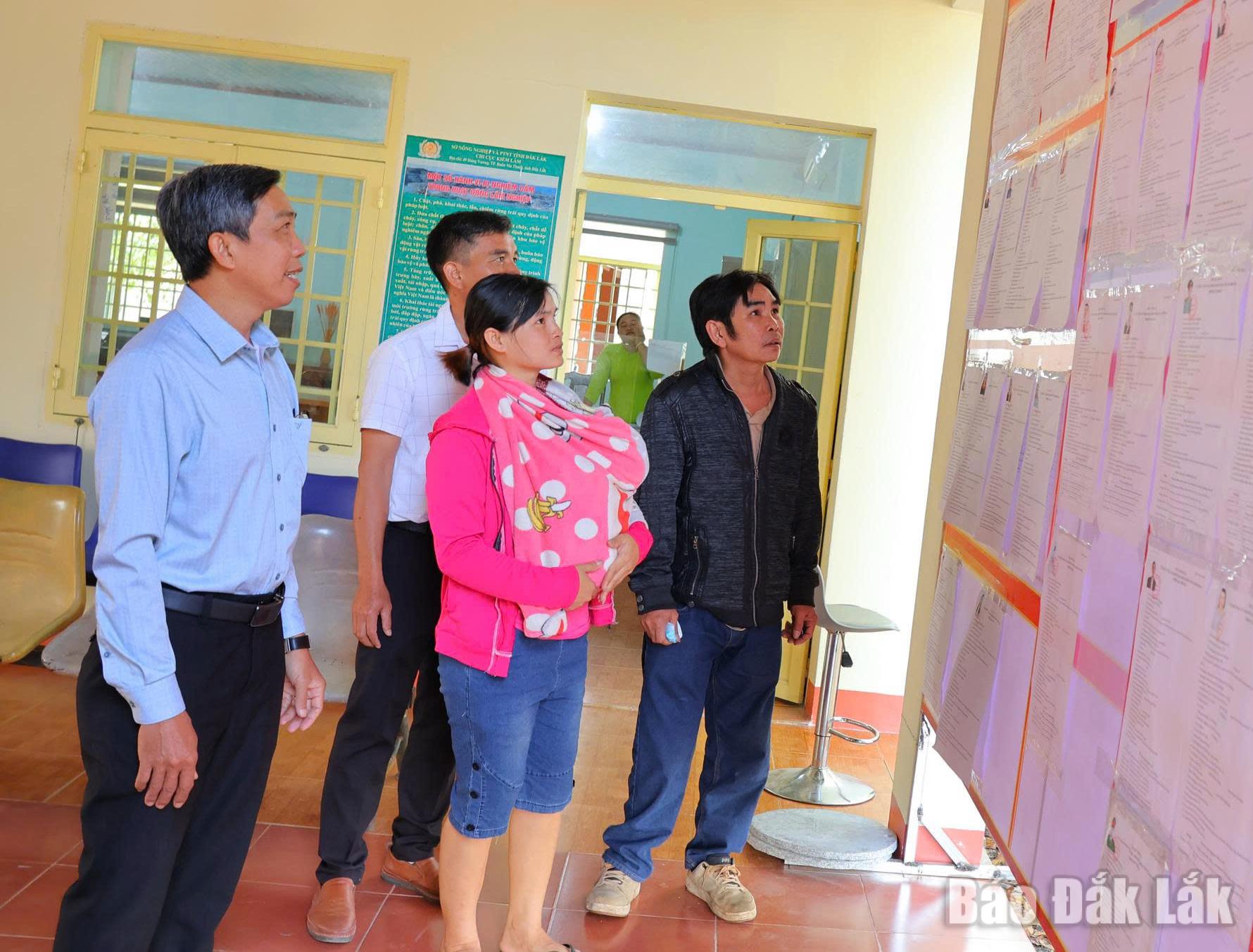 Cử tri khu vực biên giới tìm hiểu thông tin ứng cử viên đại biểu Quốc hội và HĐND các cấp.