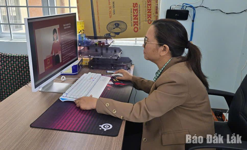 Thông qua các video ngắn, cử tri xã Dang Kang dễ dàng tiếp cận thông tin về bầu cử.