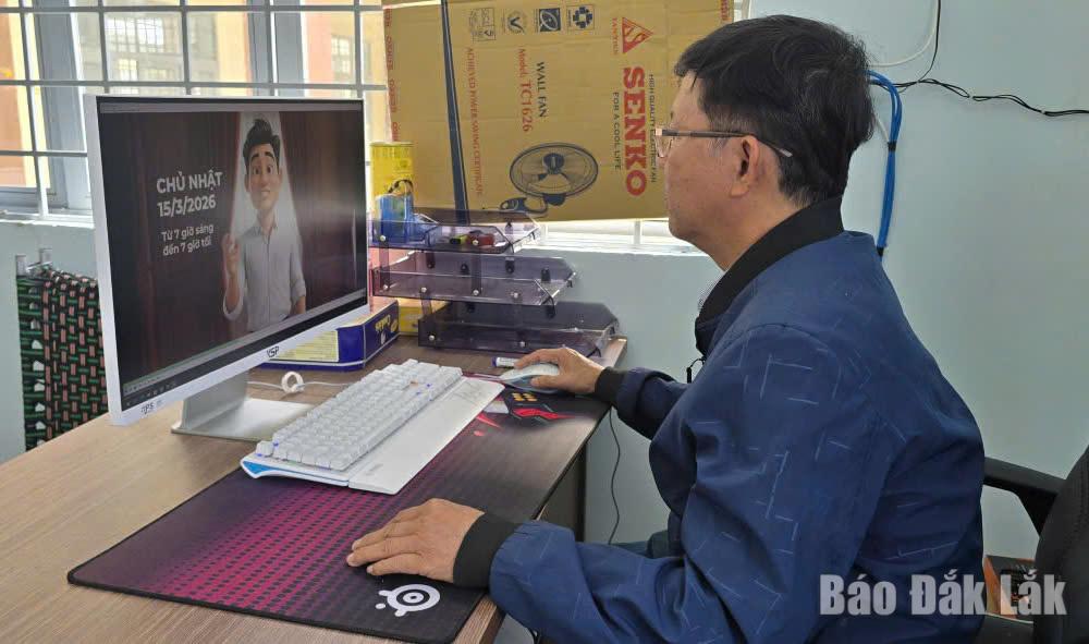 Voters in Dang Kang Commune accessing and learning about election information through digital platforms.