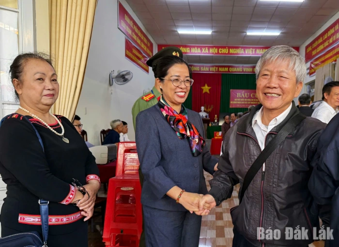 Phó Bí thư Tỉnh ủy Huỳnh Thị Chiến Hòa dự khai mạc bầu cử tại phường Tân An