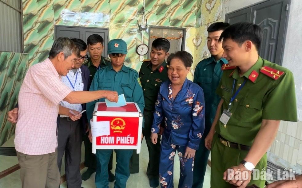 Tổ bầu cử số 4, xã biên giới Ia Rvê triển khai hòm phiếu phụ cho cử tri bị bệnh không thể đi bỏ phiếu được. Ảnh: Minh Thông