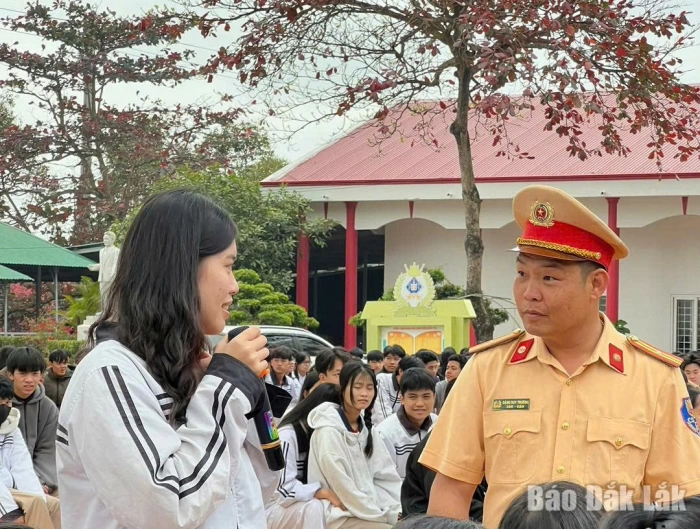 Đa dạng hình thức giáo dục pháp luật giao thông trong trường học