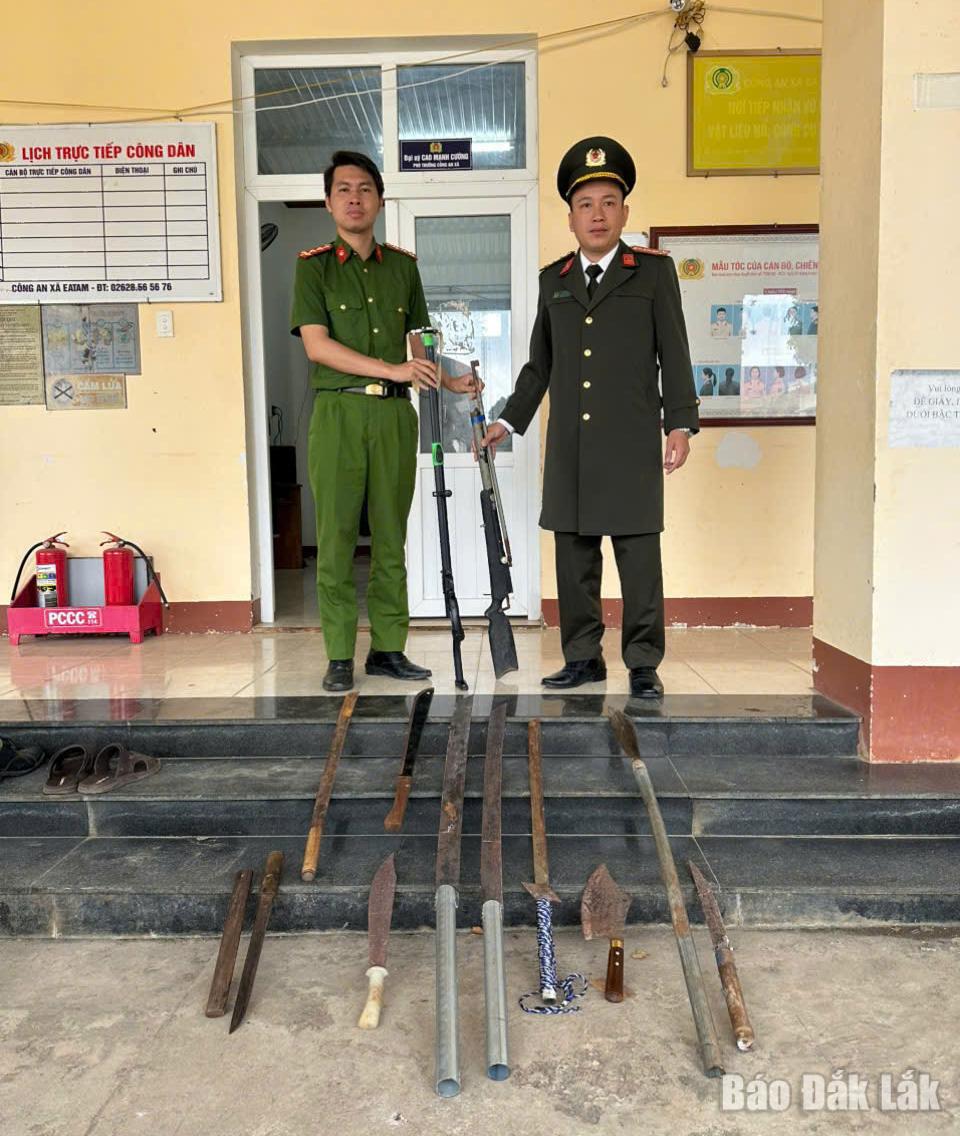 Công an xã Tam Giang thu hồi vũ khí do người dân tự nguyện giao nộp.