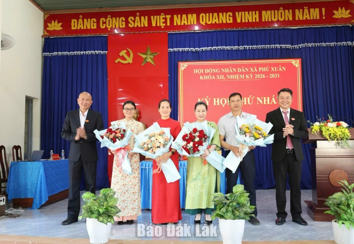 Kỳ họp thứ nhất HĐND xã Phú Xuân khóa XII: Bầu các chức danh lãnh đạo chủ chốt