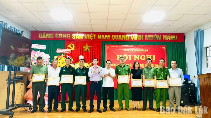 Xã Pơng Drang khen thưởng 75 tập thể, cá nhân trong công tác bầu cử