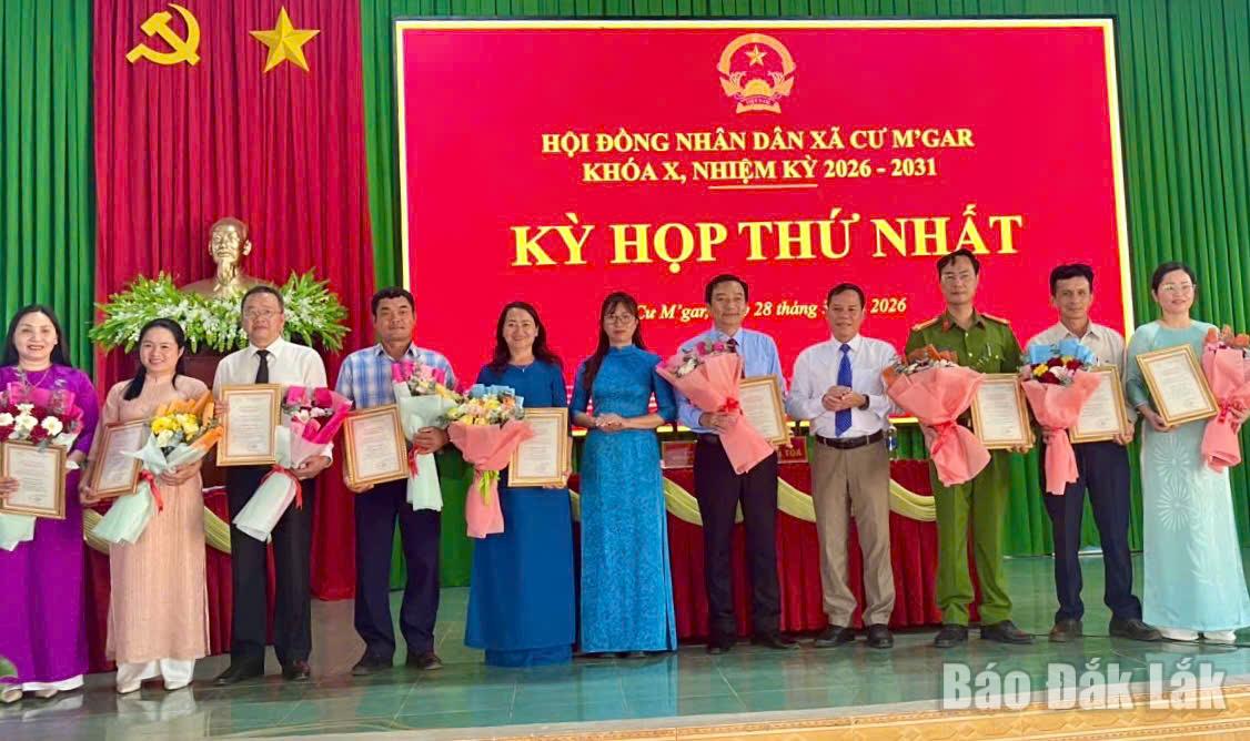 Chủ tịch UBND xã Phan Xuân Lực tặng hoa.