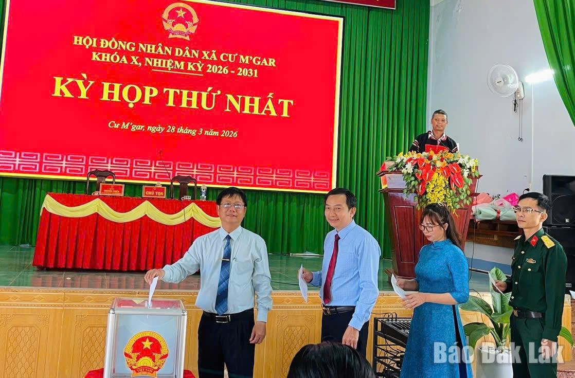 Đại biểu bỏ phiếu bầu các chức danh chủ chốt.