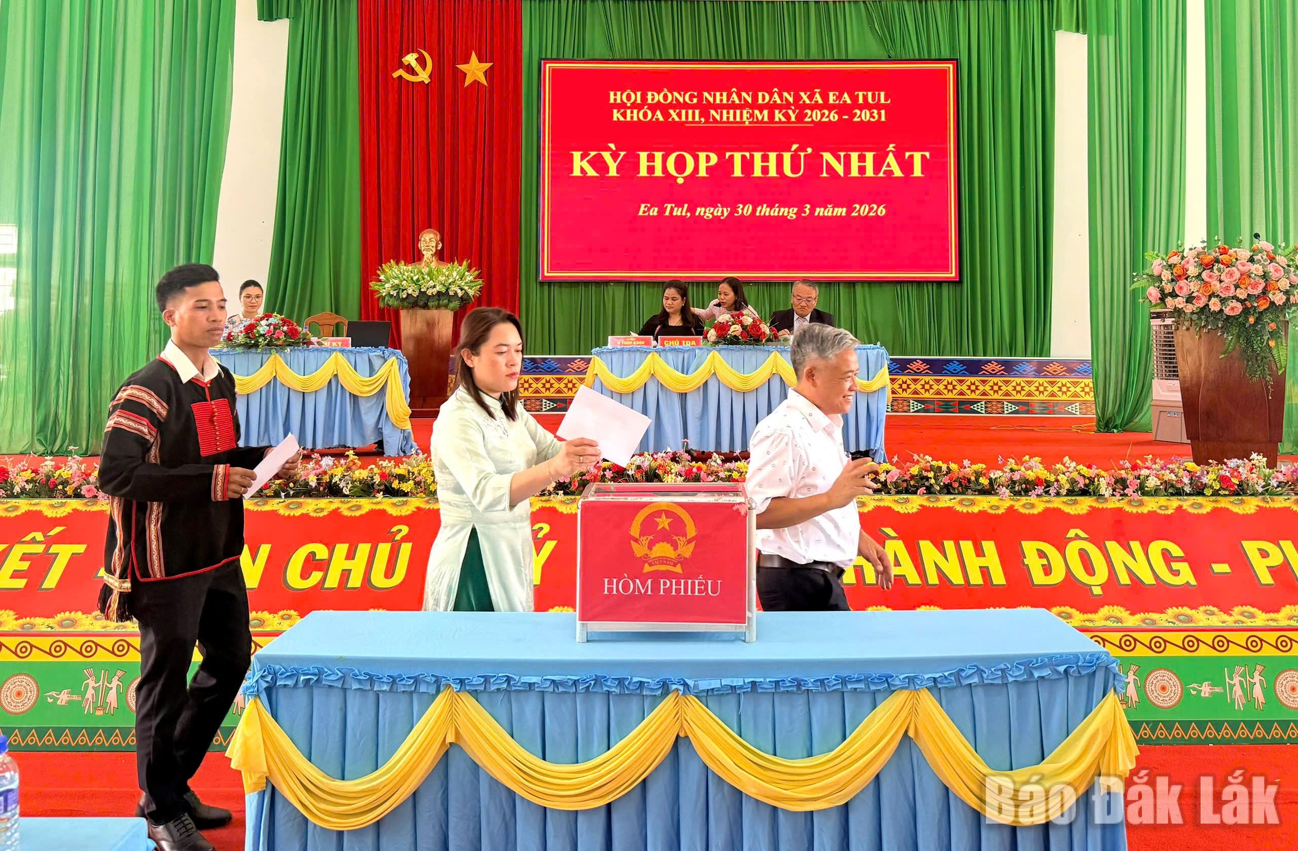 Đại biểu bỏ phiếu bầu các chức danh của UBND xã.